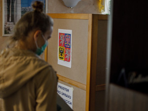 První den voleb skončil. Do večera hlasovalo ve volbách mezi 20 až 30 procenty voličů.