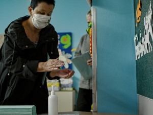 První den voleb skončil. Do večera hlasovalo ve volbách mezi 20 až 30 procenty voličů.