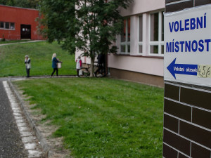 První den voleb skončil. Do večera hlasovalo ve volbách mezi 20 až 30 procenty voličů.