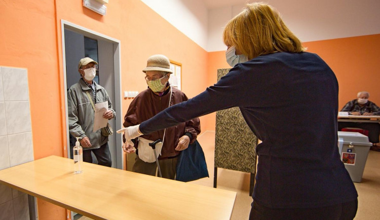 Volební místnosti se otevřely. Lidé začali vybírat krajské zastupitele a senátory