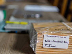 Volební místnosti se uzavřely. Krajská zastupitelstva byla zvolena, možná i někteří senátoři