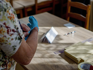 Volební místnosti se uzavřely. Krajská zastupitelstva byla zvolena, možná i někteří senátoři