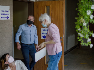 Volební místnosti se uzavřely. Krajská zastupitelstva byla zvolena, možná i někteří senátoři