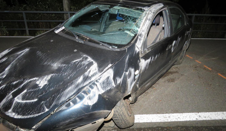 Osmnáctiletý řidič nezvládl řízení a v zatáčce se přetočil přes střechu