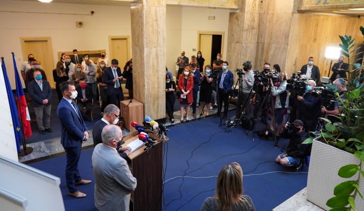 Vláda opět přitvrdila. Hospody budou zavírat v osm večer. Zastaví se kulturní akce a sport.