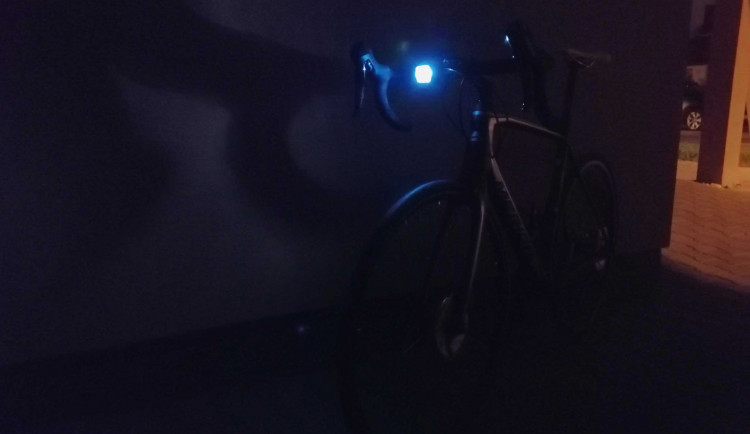 Cyklisté oslňující chodce. Často nemají správné osvětlení