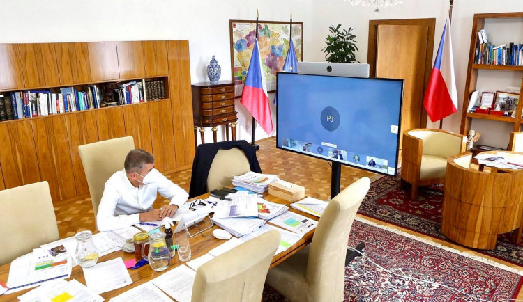 Lidí s covidem dál rekordně přibývá, Babiš nevyloučil lockdown