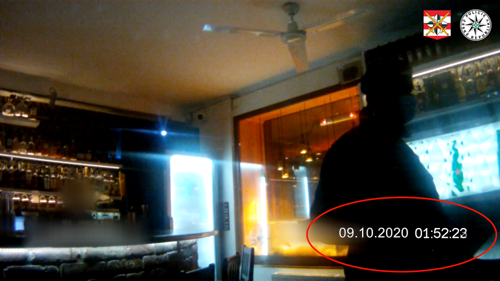 VIDEO: Popíjející lidé a hlasitá hudba. Policisté narazili v Brně ve dvě ráno na otevřený bar.