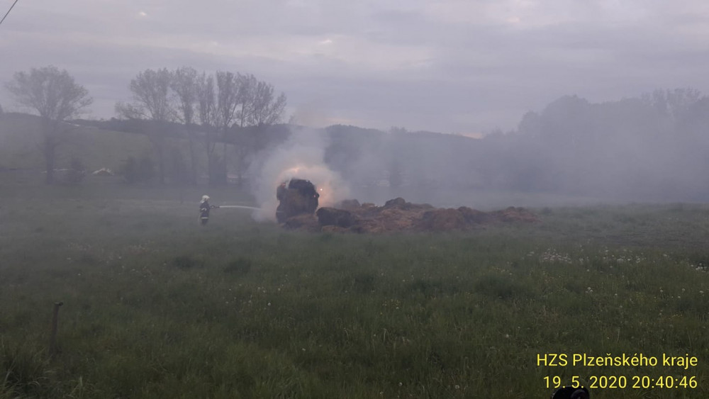 Halu s uskladněným suchým krmivem zapálil nedopalek cigarety nezletilého mladíka