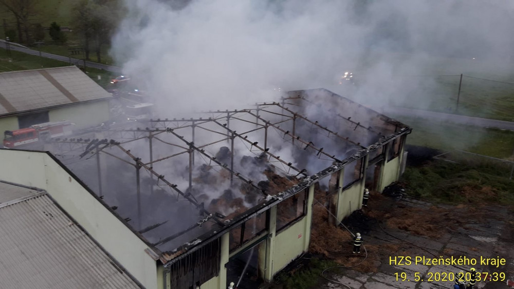Halu s uskladněným suchým krmivem zapálil nedopalek cigarety nezletilého mladíka