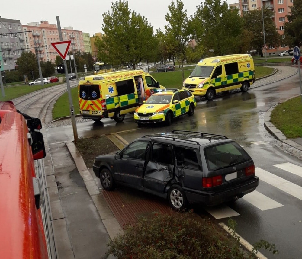 Osobák se střetl s tramvají na kruhovém objezdu