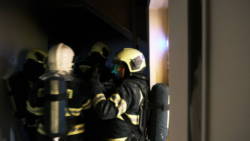FOTO, VIDEO: Hasiči evakuovali kvůli požáru bytu v Praze 11 celkem třicet lidí
