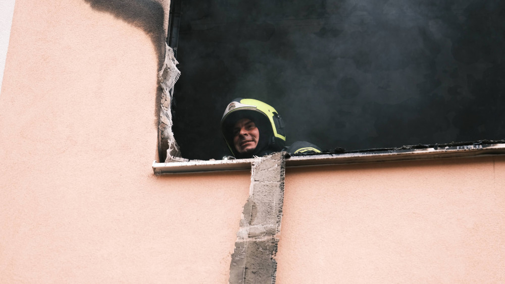 FOTO, VIDEO: Hasiči evakuovali kvůli požáru bytu v Praze 11 celkem třicet lidí
