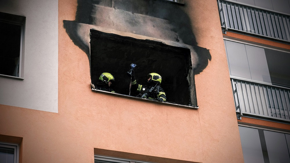 FOTO, VIDEO: Hasiči evakuovali kvůli požáru bytu v Praze 11 celkem třicet lidí
