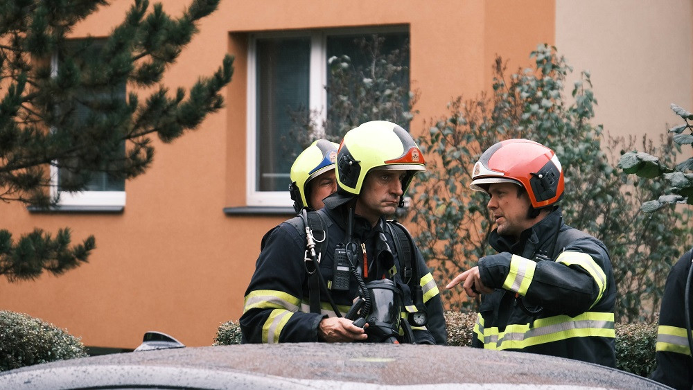 FOTO, VIDEO: Hasiči evakuovali kvůli požáru bytu v Praze 11 celkem třicet lidí