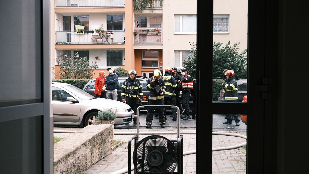 FOTO, VIDEO: Hasiči evakuovali kvůli požáru bytu v Praze 11 celkem třicet lidí