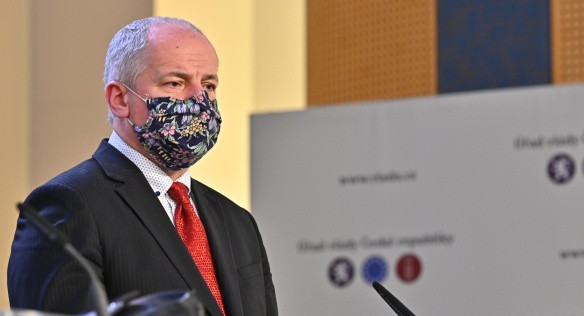 Prymula: Nárůst nakažených je enormní, je nutné opatření zpřísnit