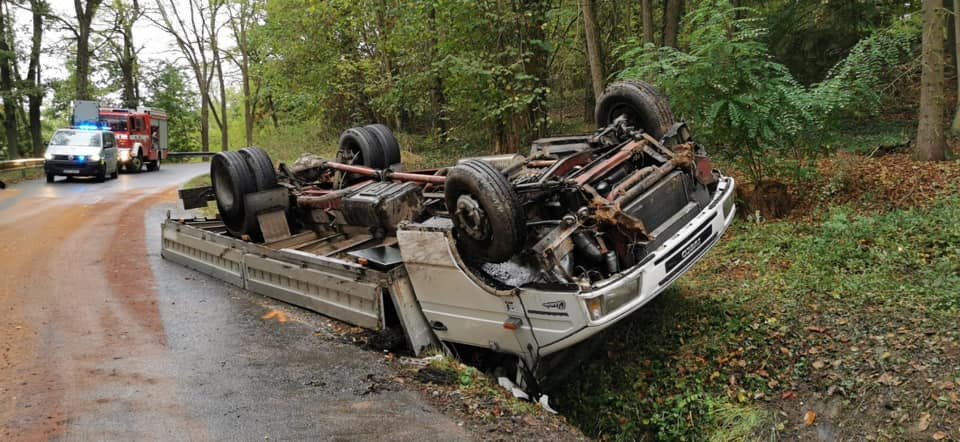 Nákladní automobil se převrátil na střechu