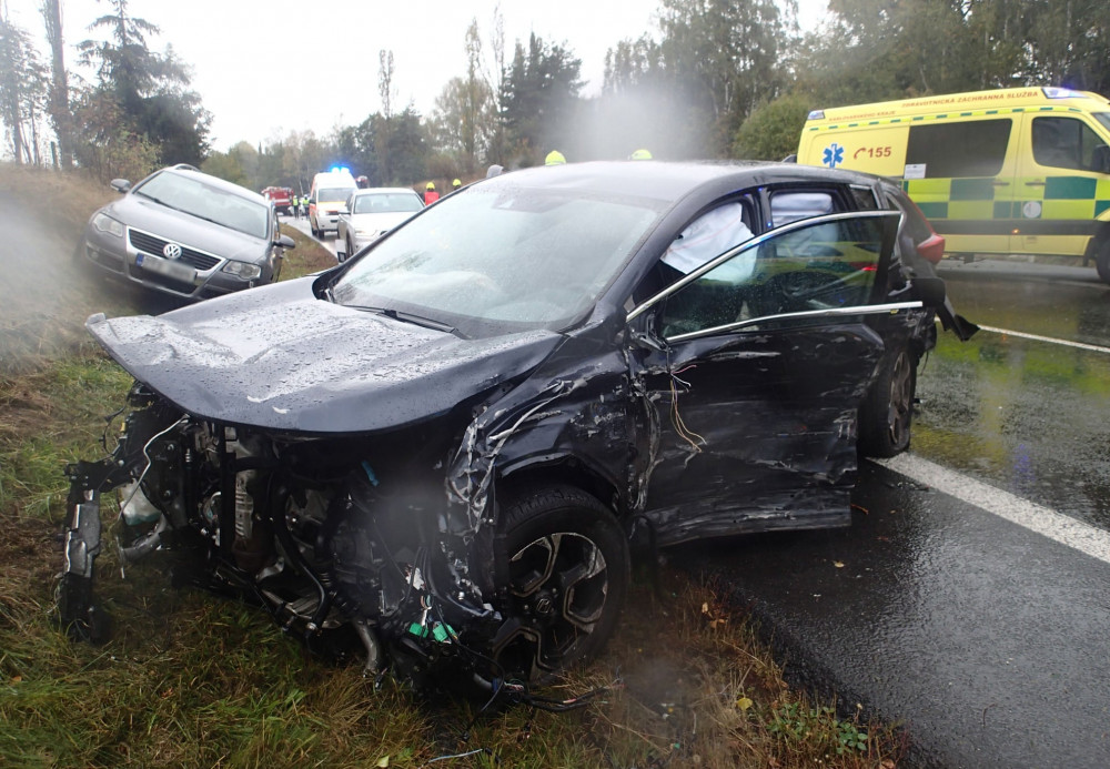 Hromadná dopravní nehoda pěti vozidel na Karlovarsku u Olšových Vrat