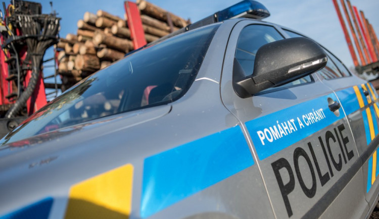 Neznámý vandal poničil v centru Jablonce sedm aut, policie hledá svědky