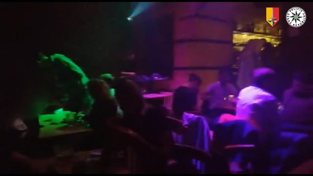 VIDEO: Kriminalisté v úterý zasahovali v podniku v centru Prahy, který byl otevřený i po osmé večer