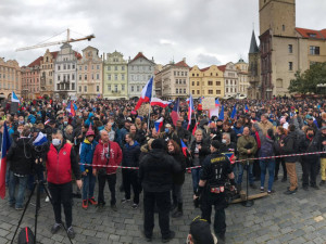 Na Staroměstském náměstí probíhá demonstrace proti vládním opatřením