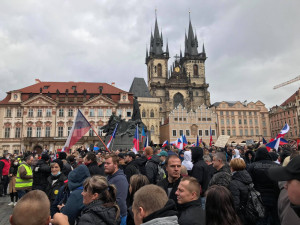Na Staroměstském náměstí probíhá demonstrace proti vládním opatřením