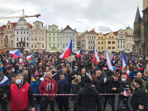 Na Staroměstském náměstí probíhá demonstrace proti vládním opatřením