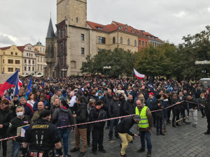 Na Staroměstském náměstí probíhá demonstrace proti vládním opatřením