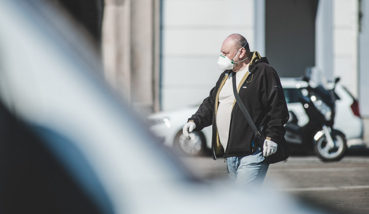 Roušky budou od středy s výjimkami povinné i venku a v autech