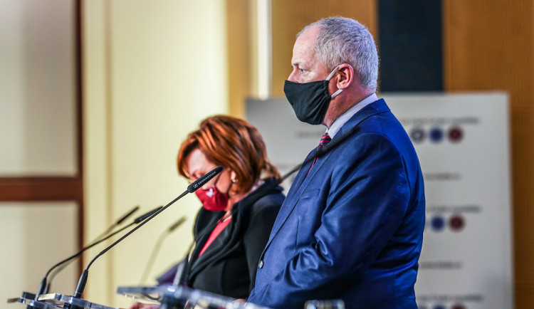 Vláda od zítřka uzavře maloobchody a služby. Omezen je také pohyb na veřejnosti