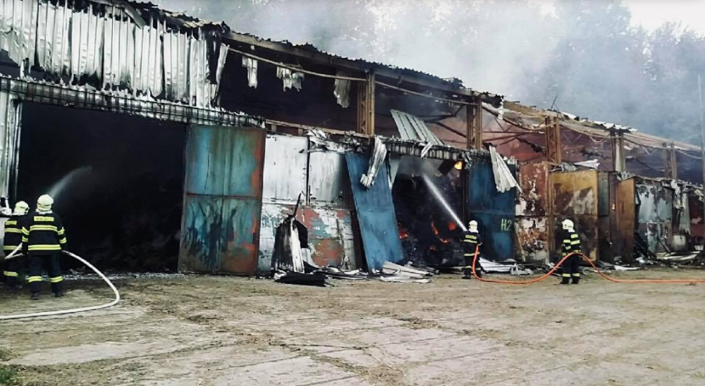 VIDEO: Požár haly v Mikulovicích? Škoda až osmnáct milionů. Vyšetřovat ho budou specialisté