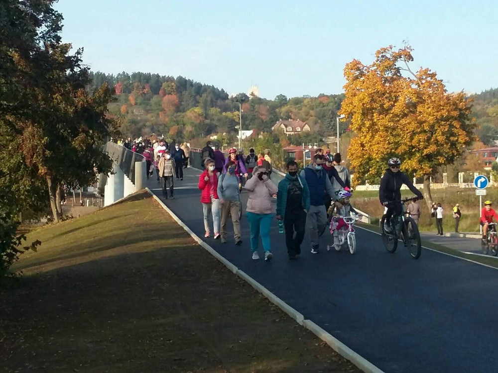 FOTO: Nová Trojská lávka v obležení. O víkendu se na ni vydali chodci, bruslaři i cyklisté