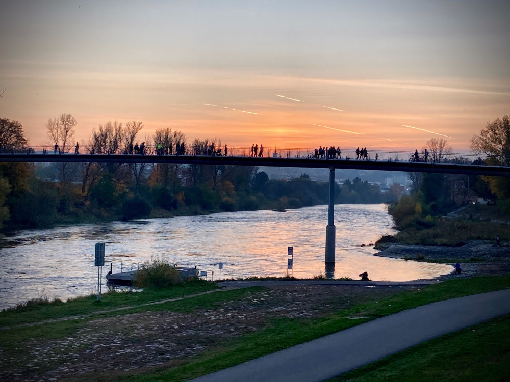 FOTO: Nová Trojská lávka v obležení. O víkendu se na ni vydali chodci, bruslaři i cyklisté