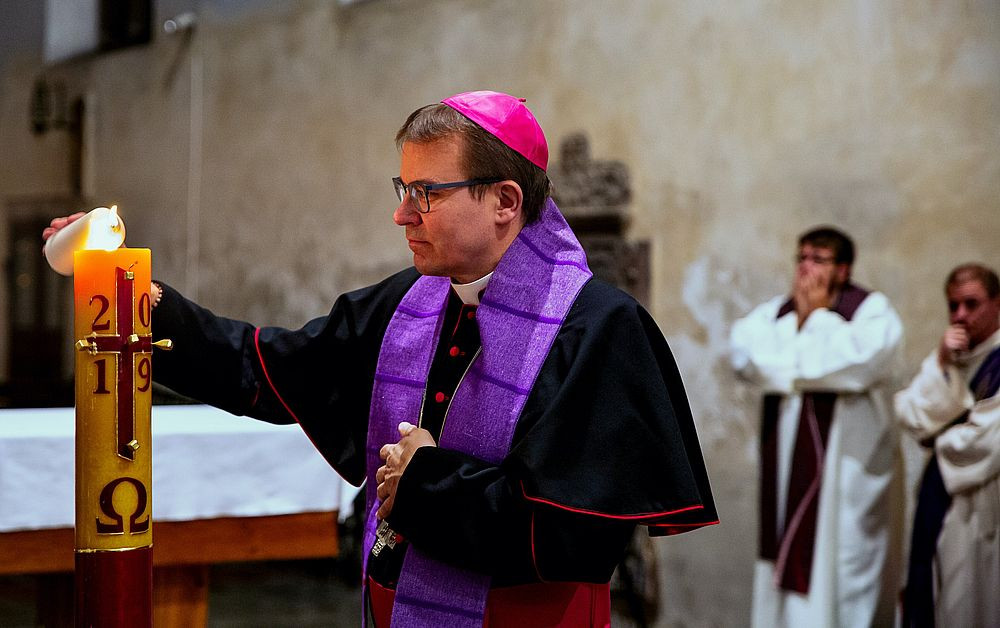 Svíce pro naše zemřelé je letos jen on-line, lístečky se jmény můžete vhazovat i u plzeňského Andělíčka