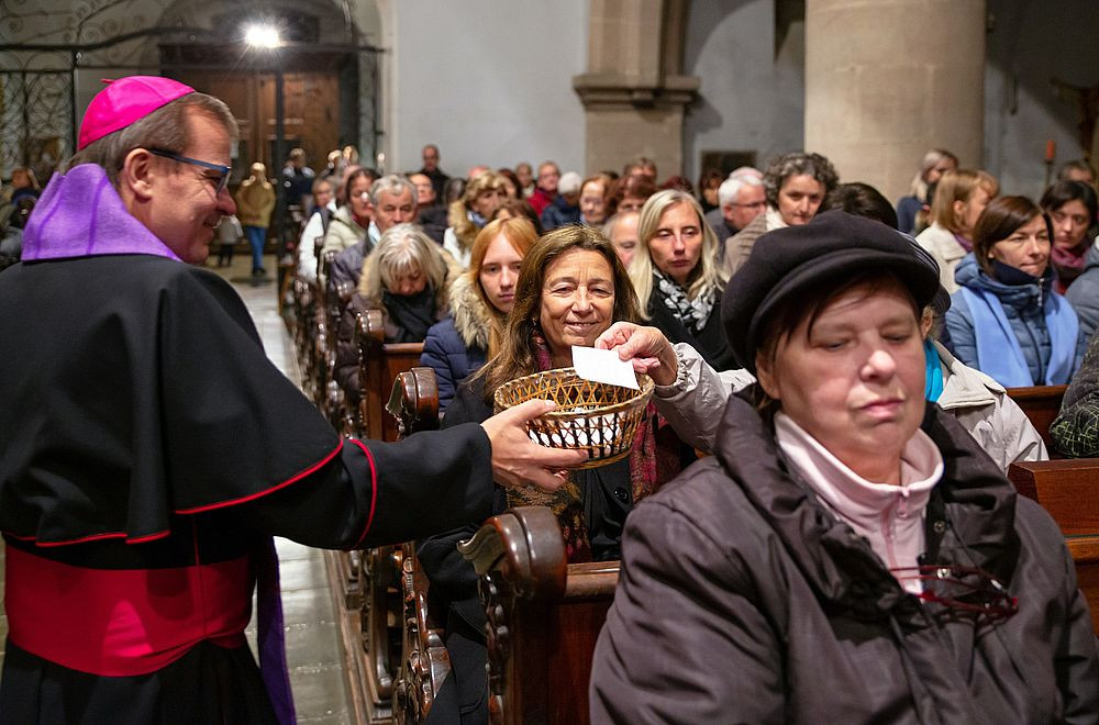 Svíce pro naše zemřelé je letos jen on-line, lístečky se jmény můžete vhazovat i u plzeňského Andělíčka