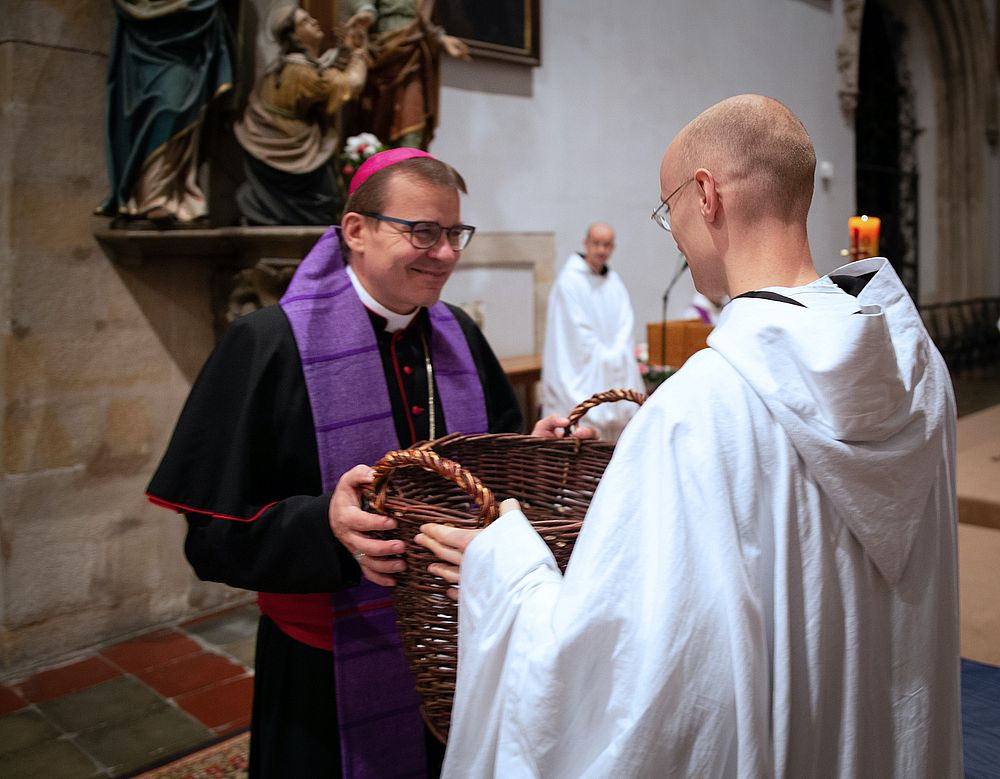 Svíce pro naše zemřelé je letos jen on-line, lístečky se jmény můžete vhazovat i u plzeňského Andělíčka