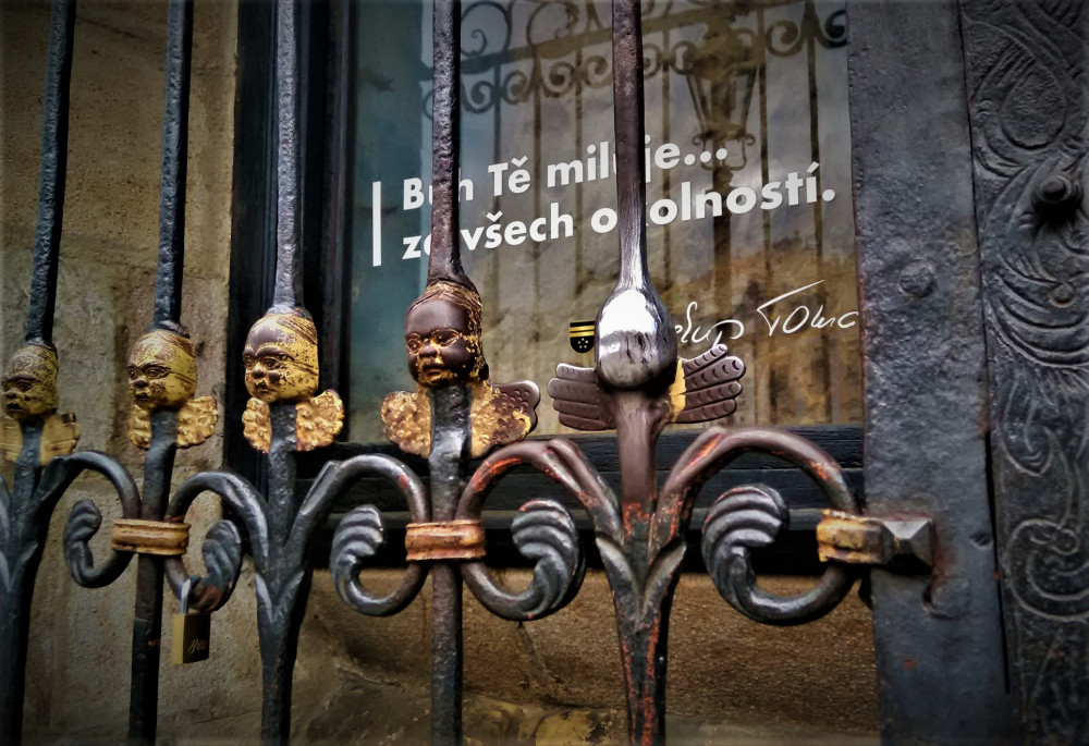 Svíce pro naše zemřelé je letos jen on-line, lístečky se jmény můžete vhazovat i u plzeňského Andělíčka