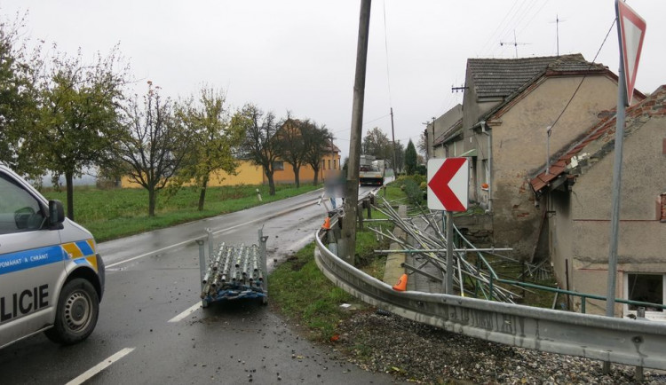 Z nákladního auta se uvolnilo lešení. Trubky poškodily i dva rodinné domy