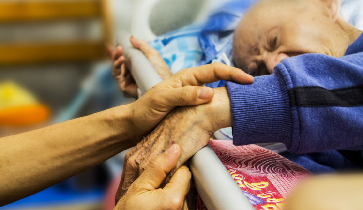 V domovech seniorů se budou testovat i zaměstnanci