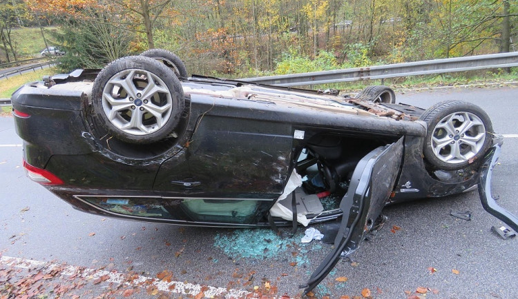 Řidič nezvládl zatáčku a automobil otočil na střechu. Policisté mu naměřili 2,78 promile