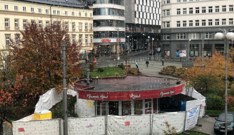 Park, strom, pítko i lavičky. Začala demolice kulatého stánku na Soukeňáku