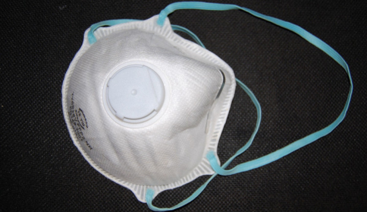 Vláda uvolnila tři miliony respirátorů pro sociální služby