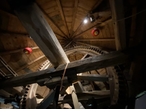 V nejvyšším patře mlýna se nachází systém mlýnského kola