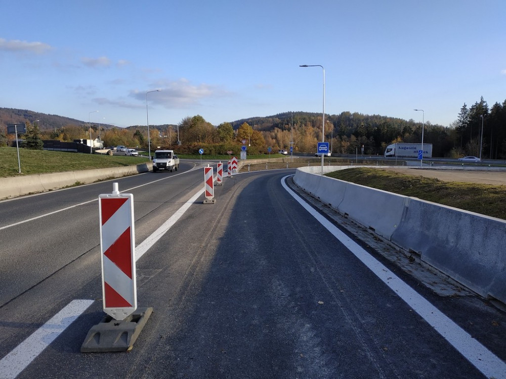 Odbočka na kruháči u sídliště Kunratická je hotová.