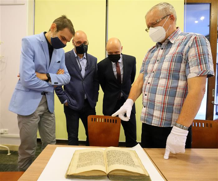 Kronika Chebu z 18. století se prodávala na bleším trhu v německém Frankfurtu