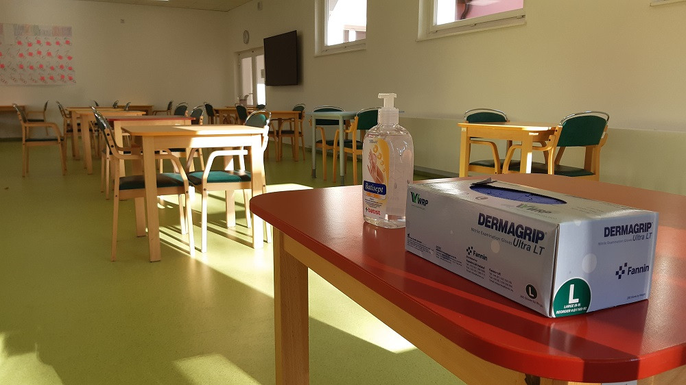 FOTO: Hlavní město připravuje v domovech pro seniory návštěvní místnosti. Ty splňují přísná hygienická opatření