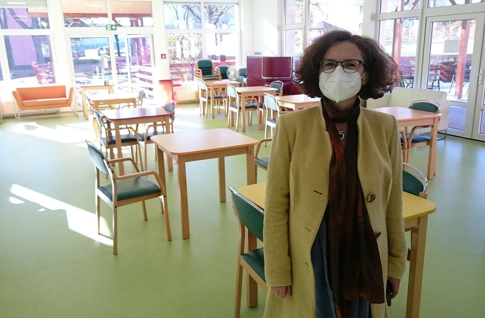 FOTO: Hlavní město připravuje v domovech pro seniory návštěvní místnosti. Ty splňují přísná hygienická opatření