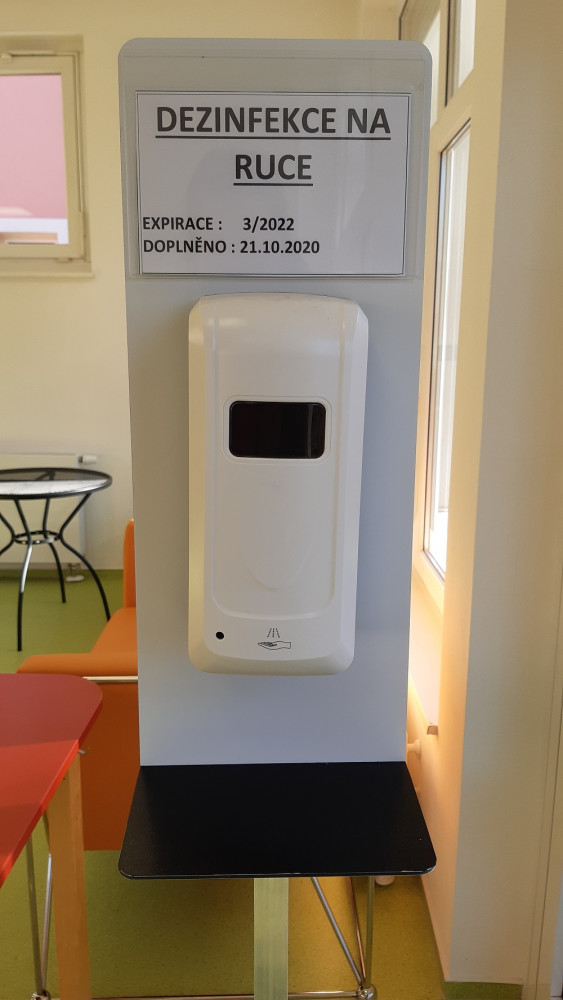 FOTO: Hlavní město připravuje v domovech pro seniory návštěvní místnosti. Ty splňují přísná hygienická opatření