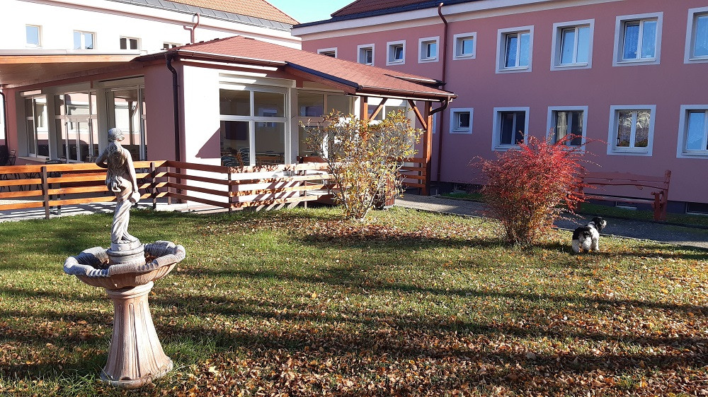 FOTO: Hlavní město připravuje v domovech pro seniory návštěvní místnosti. Ty splňují přísná hygienická opatření